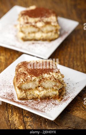 Tiramisù su piatti bianchi Foto Stock