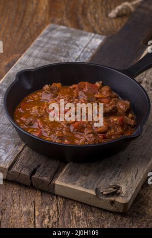 Goulash ungherese in una padella di ferro Foto Stock