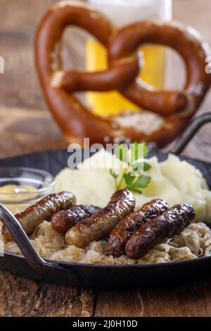 Salsicce di Norimberga nella padella Foto Stock