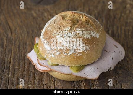 Sandwich di formaggio di fegato su legno Foto Stock