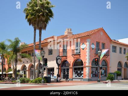 Scena di strada nel centro di Santa Barbara al Pacifico, California Foto Stock