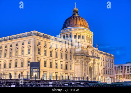 L'imponente Palazzo cittadino ricostruito a Berlino di notte Foto Stock