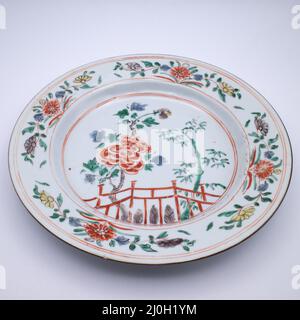 Antico cinese 18th secolo Wucai decorato Export porcellana piatto. Diametro 23 cm Foto Stock