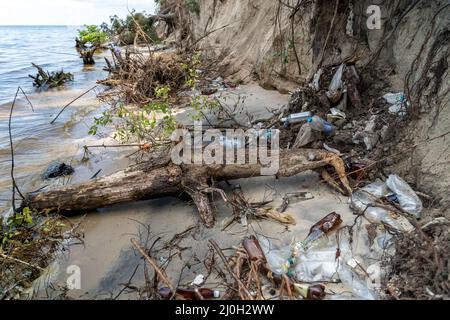 Problema ambientale causato dall'attività umana. Turismo dei rifiuti. Inquinamento del mare di Kiev in Ucraina. Immondizia di plastica sulla riva del pon Foto Stock