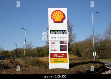 Telford, Regno Unito. 19th marzo 2022. Prezzi elevati di carburante nel 2022 ai servizi Welcome Break del M54, a causa della continua invasione russa dell'Ucraina. Credit: Richard o'Donoghue/Alamy Live News Foto Stock