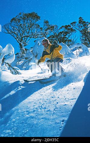 Australia. Nuovo Galles del Sud. Stazione sciistica di Thredbo. Sci alpino giovane uomo. Foto Stock
