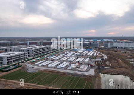 BINZHOU, CINA - 19 MARZO 2022 - Una foto aerea scattata il 19 marzo 2022 mostra l'isolamento del fangcanto in costruzione a Binzhou Economic and Techn Foto Stock