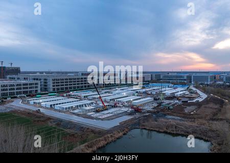 BINZHOU, CINA - 19 MARZO 2022 - Una foto aerea scattata il 19 marzo 2022 mostra l'isolamento del fangcanto in costruzione a Binzhou Economic and Techn Foto Stock