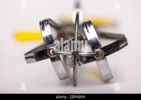 Fruste a uovo con manovella di vecchia mano Foto Stock