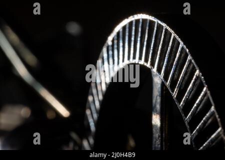 Fruste a uovo con manovella di vecchia mano Foto Stock