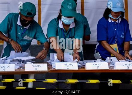 Dili, Timor Leste. 19th Mar 2022. I membri del personale contano le schede elettorali dopo le elezioni presidenziali a Dili, Timor Leste, il 19 marzo 2022. Timor Leste ha tenuto un'elezione presidenziale sabato. Il risultato sarà annunciato ufficialmente nel corso del mese. Credit: Amori Zedeao/Xinhua/Alamy Live News Foto Stock