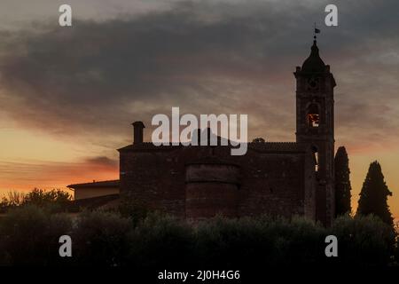 L'antica chiesa di San Michele Arcangelo di Antraccoli, Lucca, Italia, al tramonto Foto Stock