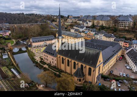 Vista di un monastero lungo il fiume Alzette nella città di Lussemburgo. Foto Stock