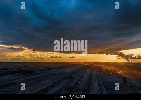 Nuvole tempesta sopra Hambach miniera opencast Foto Stock