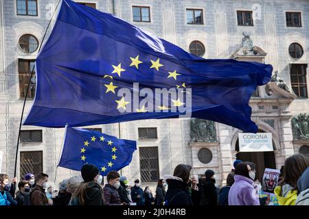 Monaco di Baviera, Germania. 19th Mar 2022. Alcune centinaia si sono riunite a Monaco di Baviera il 19 marzo 2022 per protestare contro l'invasione russa dell'Ucraina. I manifestanti chiesero di uccidere il presidente della Federazione russa Vladimir Putin e alcuni equipararono Putin a Josef Stalin o persino ad Adolf Hilter. (Foto di Alexander Pohl/Sipa USA) Credit: Sipa USA/Alamy Live News Foto Stock