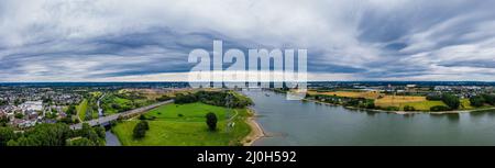 Vista panoramica sul Reno e sul ponte autostradale A1 nei pressi di Leverkusen Foto Stock