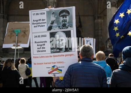 Monaco di Baviera, Germania. 19th Mar 2022. Alcune centinaia si sono riunite a Monaco di Baviera il 19 marzo 2022 per protestare contro l'invasione russa dell'Ucraina. I manifestanti chiesero di uccidere il presidente della Federazione russa Vladimir Putin e alcuni equipararono Putin a Josef Stalin o persino ad Adolf Hilter. (Foto di Alexander Pohl/Sipa USA) Credit: Sipa USA/Alamy Live News Foto Stock