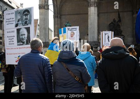 Monaco di Baviera, Germania. 19th Mar 2022. Alcune centinaia si sono riunite a Monaco di Baviera il 19 marzo 2022 per protestare contro l'invasione russa dell'Ucraina. I manifestanti chiesero di uccidere il presidente della Federazione russa Vladimir Putin e alcuni equipararono Putin a Josef Stalin o persino ad Adolf Hilter. (Foto di Alexander Pohl/Sipa USA) Credit: Sipa USA/Alamy Live News Foto Stock