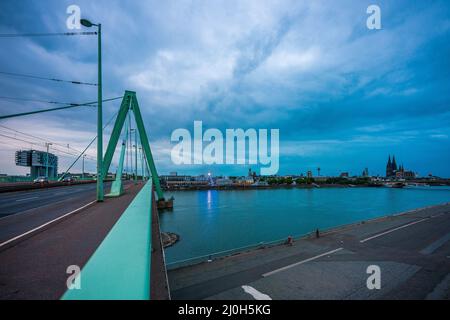 Vista panoramica della Cattedrale di Colonia dal ponte di Severin Foto Stock