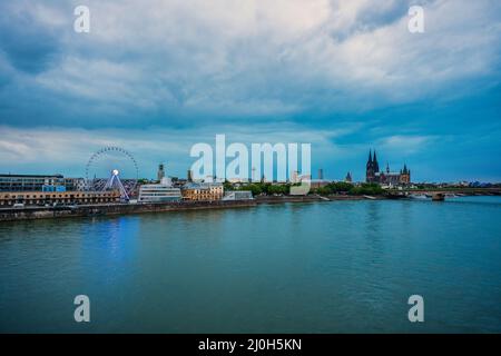 Vista panoramica della Cattedrale di Colonia dal ponte di Severin Foto Stock