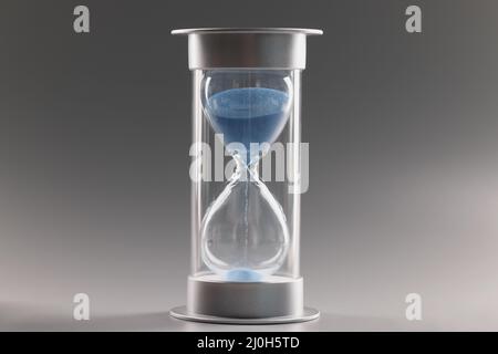 Misurare il tempo di passaggio, il conto alla rovescia, la sabbia blu che scorre attraverso bulbi di clessidra Foto Stock