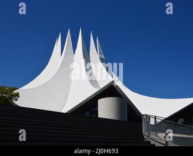 Edificio moderno Tempodrom nel quartiere Kreuzberg, Berlino Foto Stock