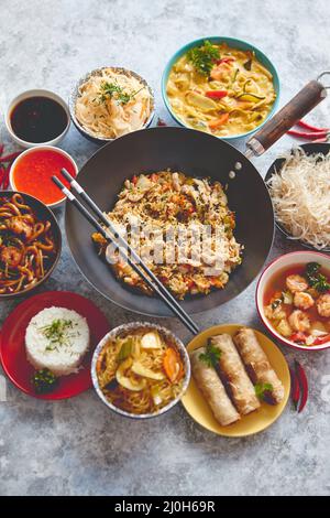 Asian oriental composizione alimentare in stoviglie colorate Foto Stock