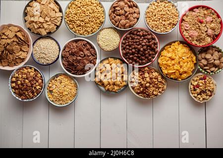 Assortimento di tipi diversi cereali immessi in ceramica ciotole sul tavolo Foto Stock