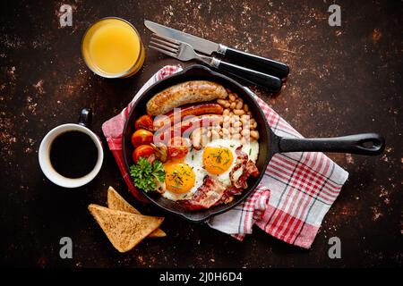 La deliziosa prima colazione inglese in ferro padella di cottura Foto Stock