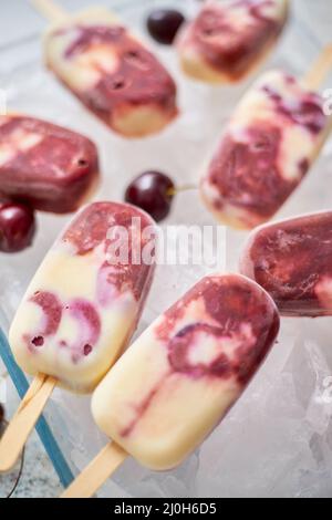 Deliziose Possicles di Ciliegio fatte in casa con latte di cocco. Concetto di cibo sano estivo Foto Stock