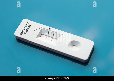 Test positivo Covid-19 - Test rapido dell'antigene Sars-COV-2, Foto Stock