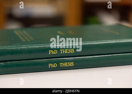 Un mucchio di tesi di dottorato di copertina verde, ufficio o fondo di biblioteca Foto Stock