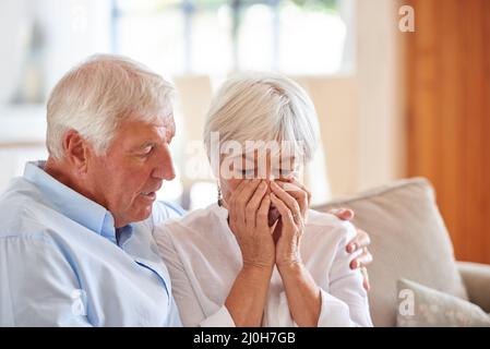 Il primo dovere dell'amore è ascoltare. Colpo di un uomo anziano che consolava sua moglie. Foto Stock