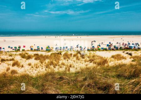 Spiaggia con bagnanti vacanzieri sull'isola di Juist nel Mare del Nord Foto Stock