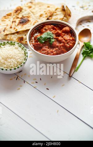 Tikka masala di pollo fresco e gustoso servito in ciotola di ceramica Foto Stock