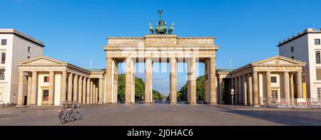 Panorama della porta di Brandeburgo a Berlino la mattina presto senza persone Foto Stock