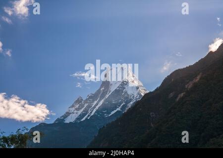 Sacro Monte Nepalese Machapuchare (coda di pesce) nell'Himalaya Foto Stock