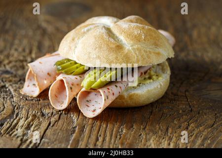 Rotolo bavarese con salsiccia su legno Foto Stock