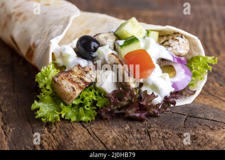 DÃ¼rÃ¼m panino su legno Foto Stock