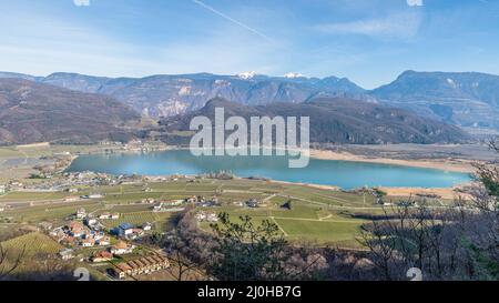 Bellissimo panorama sul lago di Caldaro circondato da montagne Foto Stock