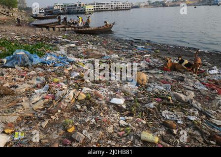 Dhaka, Bangladesh. 19th Mar 2022. L'inquinamento idrico causato dai rifiuti umani è stato oggetto di dumping nel fiume Buriganga a Dhaka, Bangladesh, il 19 marzo 2022. L'inquinamento idrico del fiume Buriganga ha raggiunto livelli allarmanti. Milioni di metri cubi di rifiuti tossici dalle concerie e migliaia di altre industrie, sormontato da un volume enorme di liquami non trattati da Dhaka City. Credit: Mamunur Rashid/Alamy Live News Foto Stock