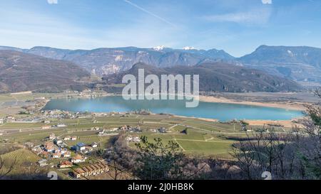 Bellissimo panorama sul lago di Caldaro circondato da montagne Foto Stock