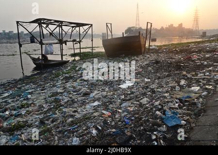 Dhaka, Bangladesh. 19th Mar 2022. L'inquinamento idrico causato dai rifiuti umani è stato oggetto di dumping nel fiume Buriganga a Dhaka, Bangladesh, il 19 marzo 2022. L'inquinamento idrico del fiume Buriganga ha raggiunto livelli allarmanti. Milioni di metri cubi di rifiuti tossici dalle concerie e migliaia di altre industrie, sormontato da un volume enorme di liquami non trattati da Dhaka City. Credit: Mamunur Rashid/Alamy Live News Foto Stock