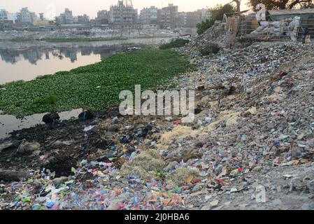 Dhaka, Bangladesh. 19th Mar 2022. L'inquinamento idrico causato dai rifiuti umani è stato oggetto di dumping nel fiume Buriganga a Dhaka, Bangladesh, il 19 marzo 2022. L'inquinamento idrico del fiume Buriganga ha raggiunto livelli allarmanti. Milioni di metri cubi di rifiuti tossici dalle concerie e migliaia di altre industrie, sormontato da un volume enorme di liquami non trattati da Dhaka City. Credit: Mamunur Rashid/Alamy Live News Foto Stock