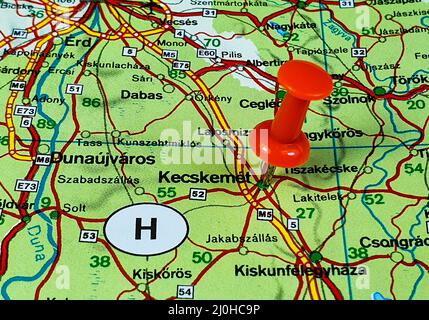 Primo piano di un segno rosso sulla posizione sulla mappa della città di Kesckemet in Ungheria Foto Stock