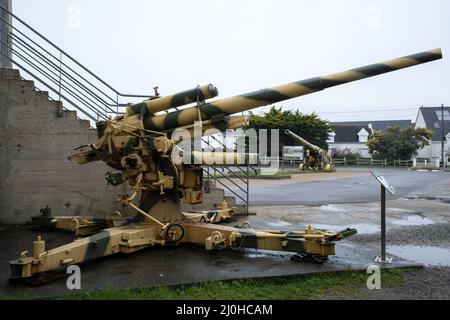 Batz sur Mer, Francia - 2 marzo 2022: Grand Blockhaus è un ex bunker delle pareti atlantiche trasformato in un museo. Un antiaereo tedesco da 88 mm (Flak) Foto Stock