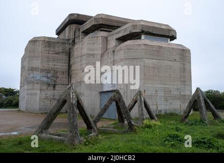 Batz sur Mer, Francia - 2 marzo 2022: Grand Blockhaus è un ex bunker del muro Atlantico trasformato in un museo che ricrea un comando tedesco post dur Foto Stock