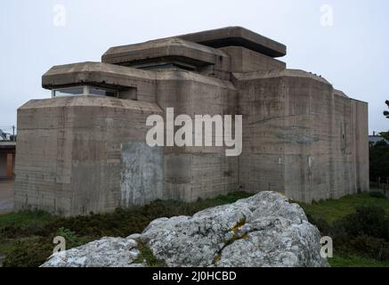 Batz sur Mer, Francia - 2 marzo 2022: Grand Blockhaus è un ex bunker del muro Atlantico trasformato in un museo che ricrea un comando tedesco post dur Foto Stock