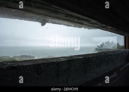 Batz sur Mer, Francia - 2 marzo 2022: Grand Blockhaus è un ex bunker delle pareti atlantiche trasformato in un museo. Posto di osservazione. Messa a fuoco selettiva Foto Stock