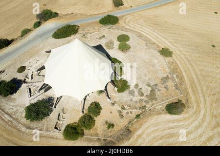 Vista panoramica di Kalavasos Tenta o Tenda, insediamento archeologico neolitico. Kalavassos villaggio Larnaca distretto Cipro. Foto Stock